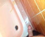 Andy pisst heimlich in die Dusche seiner Freundin from andy piss