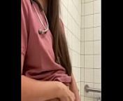 enfermera se masturba en el ba&ntilde;o del hospital from pissing in hospital