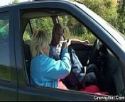 Car driver bangs granny whore from pilot par