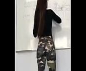voyeurismovoyeurism Profesora mexicana culona borrando el pizarr&oacute;n con leggins de camuflage from lousa