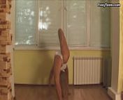 Russian Alla Klassnaja does bridges naked and shows how flexible she is from the beautiful ass of bridge fonda