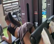 Sexig tjej tränar på gymmet med sin mycket provocerande kjol from kalpita
