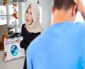 Thick Hijab Wife Tokyo Lynn Can No Longer Resists Her Horny Husband from hijab di goyangin oleh cowok