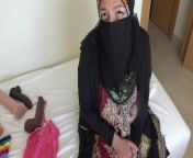Un réfugié syrien arabe commence à travailler dans une bordel à Marseille from hijab sex girl somalian
